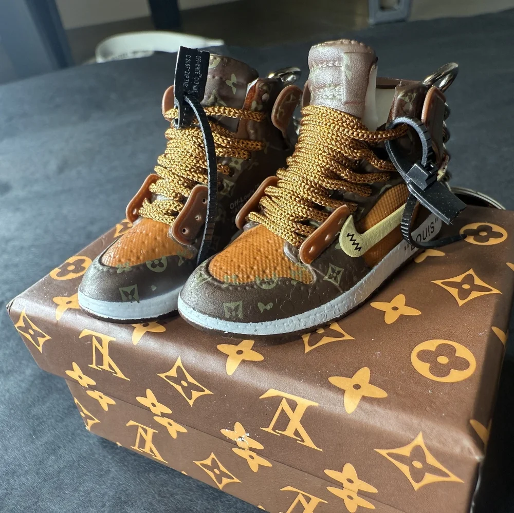 Luxe Inspired High-Top Pair Of Sneaker Keychains With Box! - Picture 7 of 12